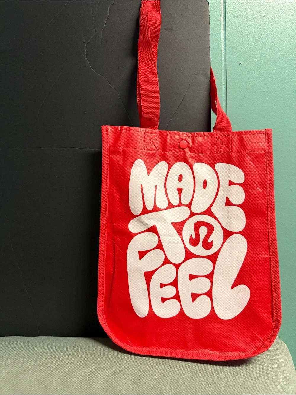 BN LULULEMON ATHLETICA “MADE TO FEEL” RED GRAPHIC REUSABLE SNAP CLOSURE TOTE BAG